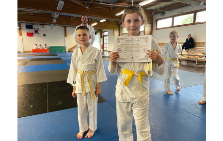 Félicitations à Maël pour son 2ème liseré et à Louise D pour sa ceinture blanche/jaune 