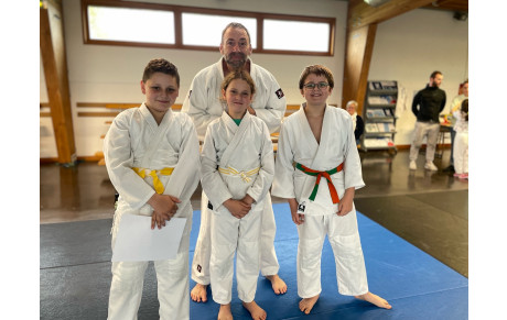 Félicitations à Julie pour son 2ème liseré, Soan pour son passage à la ceinture blanche/jaune et à Léon pour sa ceinture orange/verte